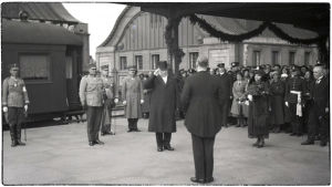Presidentti ja rouva Svinhufvud ovat saapuneet Viipurin rautatieasemalle 1932. Presidentti Svinhufvud puolisoineen on saapunut Viipurin rautatieasemalle 1932.