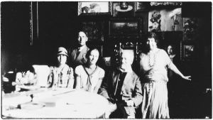 Repin perheineen Kuokkalan Penatyssa 1920-luvun lopulla. Taidemaalari Ilja Repin perheineen kotonaan Kuokklassa 1920-luvun lopulla.