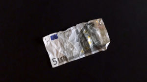 viiden euron seteli rutussa