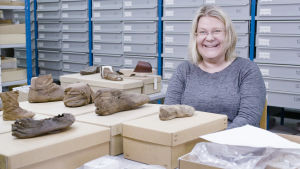 Tanja Ratilainen, bland skor i Åbo museicentralens lager museichef Tanja Ratilainen , åbo museichef