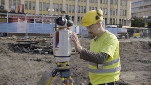 Arttu Liimatainen fotograferar. De tredimensionella bilderna gör det möjligt att "gå tillbaka" till torget och utgrävningarna. arkeologiska utgrävningar i Åbo, torget, Arttu Liimatainen
