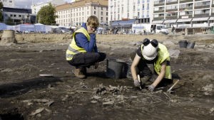 Forskaren Auli Bläuer vid sopfyndet arkeologiska utgrävningar i Åbo, torget,