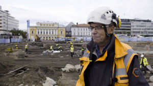 Kari Uotila, arkeolog och ansvarig för utgrävningarna arkeologiska utgrävningar i Åbo, torget, Kari Uotila ansvarar för utgrävningarna