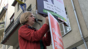 Hanna Steinmüller har kommit från Berlin för att hjälpa till med valarbetet. Hanna Steinmüller hänger upp plakat.