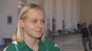 Elina Lepomäki (Saml) säger att finländare är mindre benägna att ta risker än sina nordiska grannar. Elina Lepomäki intervjuas i riksdagen.