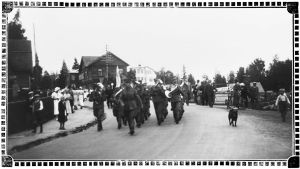 Polkupyöräpataljoona 1:n soittokunta marssii tiellä Inkerin kesäjuhlilla Terijoella 1920-luvun lopulla.