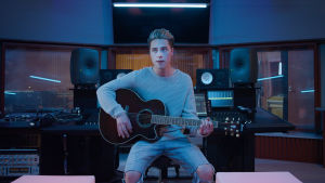 Niklas (Johannes Brotherus) istuu kitara kädessä studiossa.
