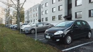 Bostadsbolaget Tallmoparken i Karis förnyade elstolparna till motorvärmarna för ett par år sedan. Då ville man vara framåtsträvande och byggde även laddningsplatser för elbilar. En rad bilar parkerade bredvid varandra vid ett husbolag.
