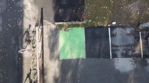 Det finns laddningsplatser på två ställen hos bostadsbolaget Tallmoparken. Men de används inte eftersom det visade sig att områdets elförsörjning inte räckte till då platserna var färdiga. Ett grönt område målat på svart asfalt för elbilar som ska laddas.