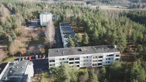 I Tallmo i Karis behöver man kanske inte med detsamma bygga elmöjligheter till så gott som alla parkeringsplatser. Men det kan bli aktuellt vid en större renovering. Våningshus i Tallmo fotograferade från luften.