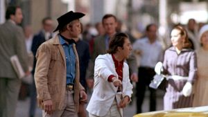 "I'm walking here!" "Minä kävelen tässä!" Ratso Rizzo (Dustin Hoffman) huutaa vihaisena taksiautoilijalle newyorkilaisella suojatiellä elokuvassa Keskiyön cowboy. Joe Buck (Jon Voight) katsoo vieressä.