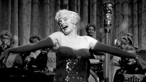 Sugar (Marilyn Monroe) laulaa kappaletta "I wanna be loved by you" elokuvassa Piukat paikat