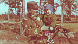 Riku Rantala yksivuotiaana isänsä sylissä. 