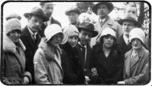 Viipurin musiikkiopistolaisia kevätretkellä Papulassa noin 1931.