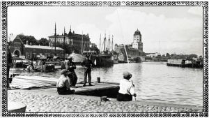 Poliisimies seuraa pikkupoikien kalastusta Salakkalahdella 1930-luvulla. Kaksi poikaa ongella Salakkalahdella. Laiturilla seisoo myös poliisi.