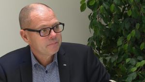Christer Nyback. Christer Nyback, en man med kort hår, svarta glasögon och blå kavaj.
