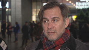 Pablo Guajardo var med under en demonstration som ordnades förra veckan i Helsingfors till stöd för det chilenska folket. Nya demonstrationer planeras. Bild på Pablo Guajardo vid Kampen i Helsingfors.