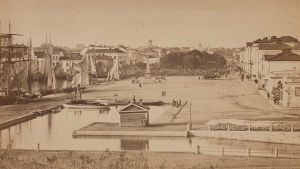 Helsingin kauppatori 1860-luvulla. Helsingin kauppatori 1860-luvulla.