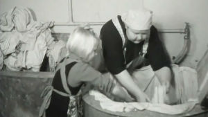 Nainen ja lapsi pyykkäämässä 1942