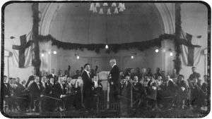 Jean Sibelius ja Boris Sirob, myöhemmin Sirpo, ja Viipurin Musiikkiopiston vahvistettu orkesteri Viipurin Keskuskansakoulun salissa huhtikuussa 1923.