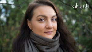 Kimiya Bahrami-Kurillo lähikuvassa, katsoo kameraan