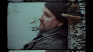 Veli-Pekka Lehtonen Kriittisellä vyöhykkeellä. Elokuvakriitikko Veli-Pekka Lehtonen nojaa koivuun sumuisessa metsässä.