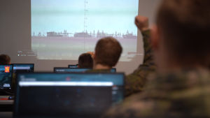 Den före detta Officers-klubblokalen på Nylands brigad har nu fått finna sig i att inhysa datorer. militär utbildning vid dator i klassrum.