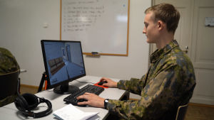 Akseli Nuutila tar sig fram i den virtuella världen. beväring övar spaning vid dator.