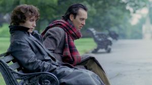 "I'm in a park and I'm practically dead." Marwood ja Withnail. Marwood (Paul McGann) ja Withnail (Richard E. Grant) istuvat krapulaisen näköisinä puistonpenkillä elokuvassa Onnen kiertolaiset (Withnail and I)
