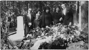 Omaiset Willy Sirobin haudalla Sorvalin hautausmaalla Viipurissa 27.5.1931. Kuvassa vas. Elias, Leo ja Ellen Kari, Anna Ollberg sekä Greta ja Boris Sirob.