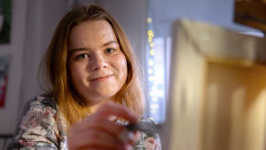 Emmi Kataja on farmasiaopiskelija, joka rentoutuu maalaamalla tauluja.