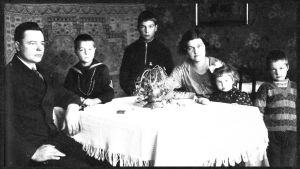 Heimon perhe Torniossa ennen Viipuriin lähtöä: isä, äiti, sekä sisarukset Lasse, Atso ja Pirkko. Äiti kutsui Heimoa lempinimellä Kiiski. Heimo Haiton perhe Torniossa 1930-luvun alussa.
