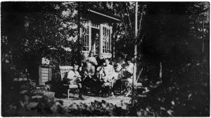 Päiväkahvit Perkjärven huvilalla kesällä 1926. Vasemmalta Mauri Hämäläinen, Willy Sirob, Ellen Kari, Anna Ollberg, Leo Kari ja Greta Sirob. Boris Sirpon anoppi Anna Ollberg tyttärineen huvilallaan Perkjärvellä kesällä 1926.