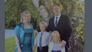 Jonas Björkstrand kände på sig att hans dataspelande skulle förstöra hela livet. Hur går det med mitt äktenskap? Hur går det med mina barn? Vill de ha en pappa som bara sitter vid datorn? Jonas Björkstrand med familj