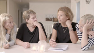 Då Anette Rönnlund-Nygård utbildade sig till familjeterapeut skrev hon slutarbetet "Självmordet och barnet som blev kvar", där hon blandar forskning och vetenskap med egna dagboksanteckningar och minnen. Ingen i hennes familj har läst det ännu, fast det gått 25 år sedan deras Leif gick bort. Det visar hur känsligt hela ämnet är, säger Anette, här med sina döttrar och sin mamma Asta Rönnlund. Anette Rönnlund med familj