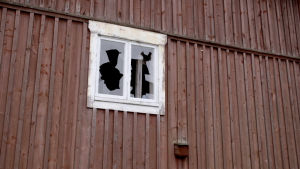 Vid ett självmord slås hela familjen i spillror, säger Anette. Vi blev alla varsin egen, isolerad ö och vi sörjde på varsitt sätt. Men nuförtiden har jag märkt att jag är hel vem jag än möter, för när jag vågade se mitt eget mörker blev jag också väldigt orädd. Trasigt fönster