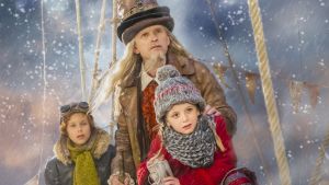 Leo Hellenius (Rupert), Johan Ulveson (Efraim von Trippelhatt) och Ester Vuori (Selma) ombord på luftskeppet på väg mot Tomtens rike. De söker svar på frågan som många barn ställer sig i jultider - finns tomten? Karaktärer ur julkalendern Selmas Saga ombord ett luftskepp
