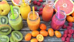 Tänk inte "jag ska sluta äta godis", tänk hellre "jag ska (istället) äta frukt två gånger per dag". Bejaka, inte förbjud. Smoothies i olika färger.
