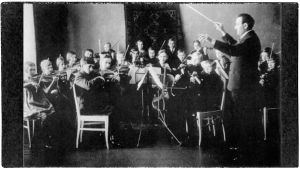 Boris Sirpo johtaa Viipurin Musiikkiopiston orkesteria 27. marraskuuta 1939, kun opiston toiminta jatkui jälleen pienen tauon jälkeen. Boris Sirpo johtaa Viipurin Musiikkiopiston orkesteria 27. marraskuuta 1939.
