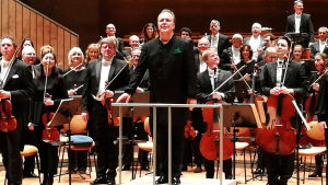 Sakari Oramo kiittää filharmonian yleisöä. Sakari Oramo Berliinin Filharmoniassa 28. marraskuuta 2019.