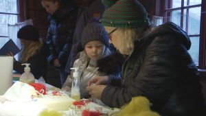 Hantverkaren Anna-Lisa Leino visar hur man våttovar. Hantverkare Anna-Lisa Leino handleder i våttovning.