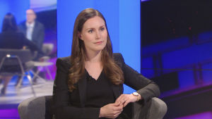 Statsminister Sanna Marin (SDP) är beredd att ta i bruk beredskapslagen om läget kräver det. Pääministeri Sanna Marin A-Studiossa TV1, 10.joulukuuta 2019