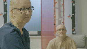 Kirsi Väyrynen tekee ulltraäänitutkimusta odottavalle äidille.