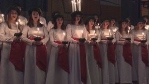 I fjol hade lucia Sara Ray ett väldigt följe tärnor. I år kommer antalet tärnor vara mindre, säger Folkhälsan. Finlands lucia med följer.
