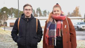 Waltteri Järvinen testar bioresonans i sällskap med Saara Suvanto. Båda studerar medicin i Åbo och hör till föreningen Vastalääke. Waltteri Järvinen är på väg till bioresonansmottagning med Saara Suvanto som moraliskt stöd.