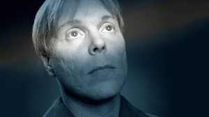 Franz Kafkan klassikkoromaaniin Oikeusjuttu perustuvan 3-osaisen kuunnelman päähenkilö Franz K (näyttelijä Juha Kukkonen) Kuvassa Oikeusjuttu-kuunnelman Josef K (näyttelijä Juha Kukkonen)