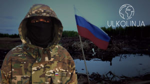 Kuvassa on kasvonsa peittänyt aktivisti. Taustalla on suomaisema, jossa liehuu Venäjän lippu. 