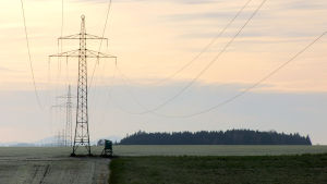 År 2030 ska 65 procent av elen komma från förnyelsebara källor. Kraftlinjer i norra Bayern.