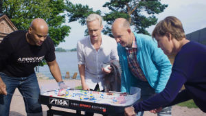 På Lonnan varvas viktiga diskussioner med aktiviteter. Spännande hockeymatch på gång mellan Jucci Hellström och Maria Sundblom Lindberg. Christoffer Strandberg och Kaj Kunnas refererar. På Lonna varvas viktiga diskussioner med aktiviter. Spännande hockeymatch på gång mellan Jucci Hellström och Maria Sundblom Lindberg. Christoffer Strandberg och Kaj Kunnas refererar. Bild: Parad Media, 2019