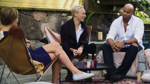 Maria Sundblom Lindberg samtalar med Christoffer Strandberg och Jucci Hellström. Maria Sundblom Lindberg, Christoffer Strandberg och Jucci Hellström i samtal i solstolar på Lonna.